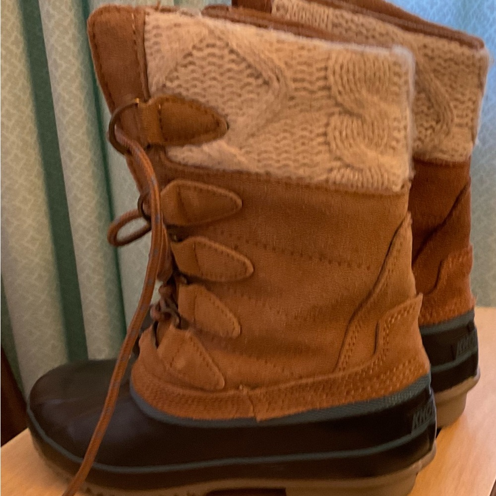 Khombu tan, cream and blue snow and rain boots. Size 5